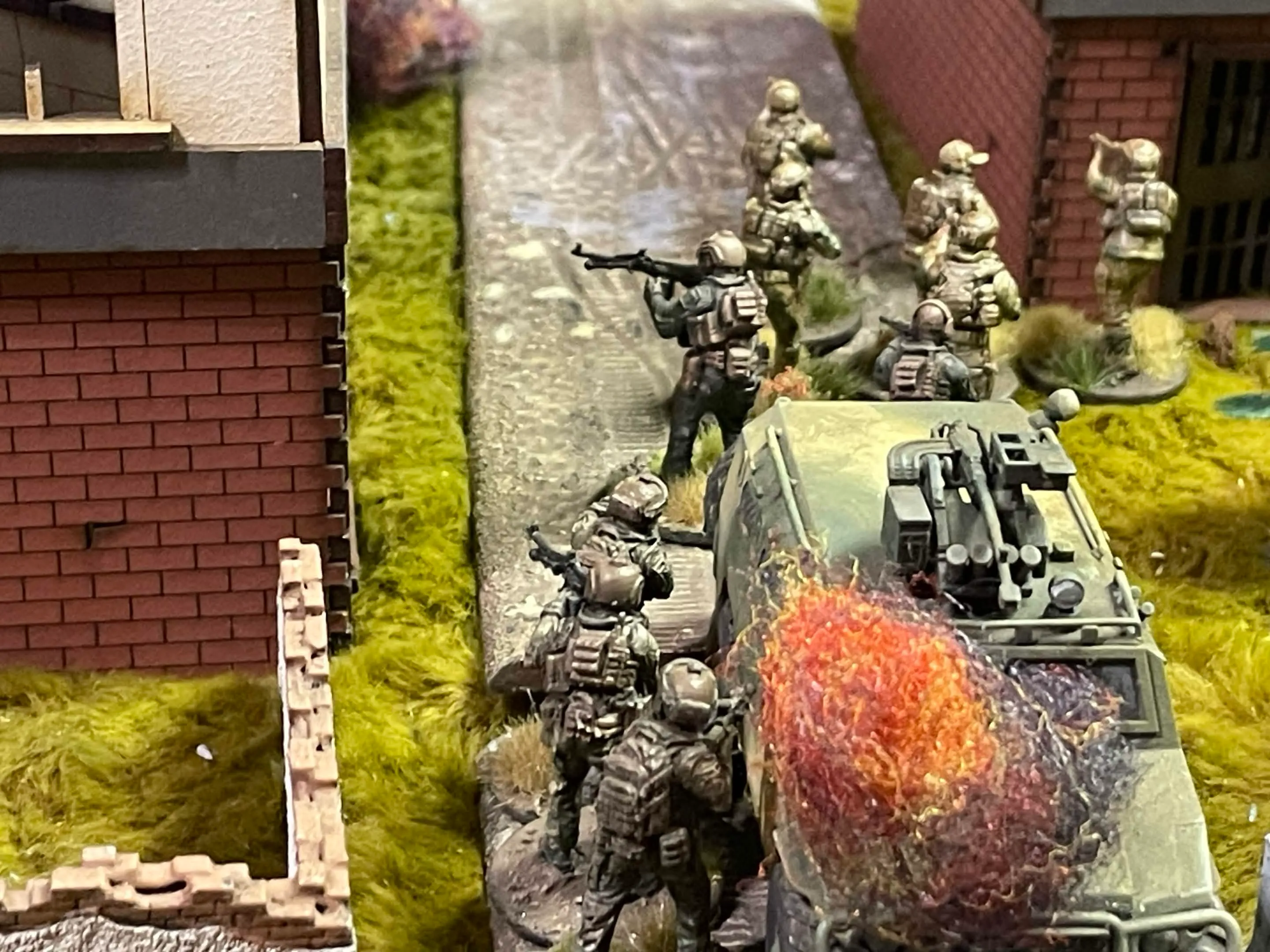 soldiers-with-apc